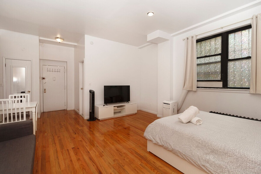Primary Photo - 215 B E 95th St