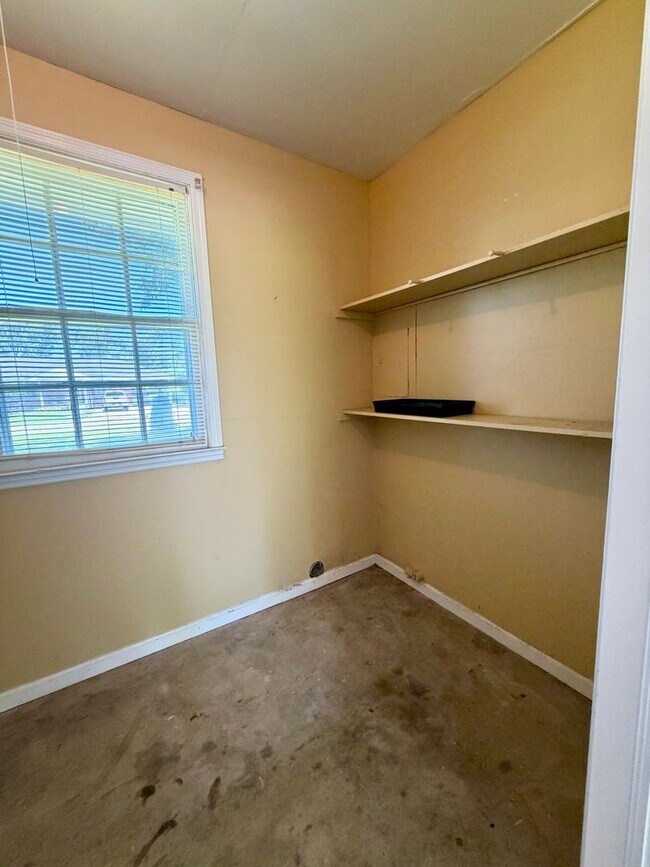 Building Photo - 2 Bed/1 Bath House