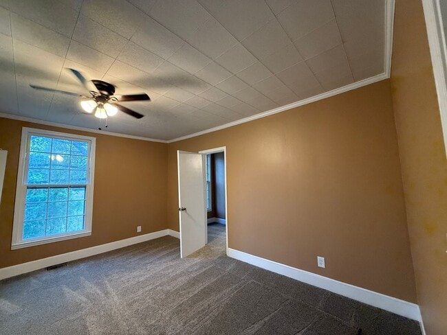 Building Photo - 4 Bedrooms, 2 Bathrooms - Home in Rome!