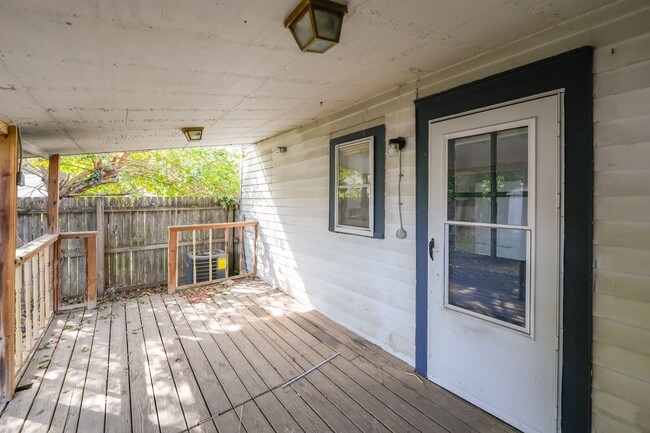 Building Photo - 2 bedroom 1 bath house with a garage in do...