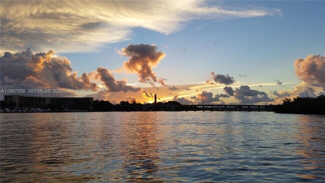 Building Photo - 825 Center St 35C