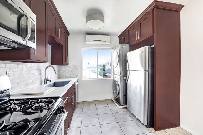 Building Photo - This upstairs 2 bed / 1 bath apartment in Echo Park is now available - Includes private parking a...