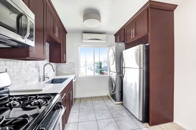 Building Photo - This upstairs 2 bed / 1 bath apartment in Echo Park is now available - With parking and in-unit l...