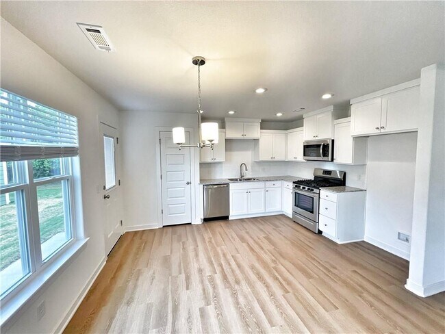 Building Photo - 591 N Cresswell Dr