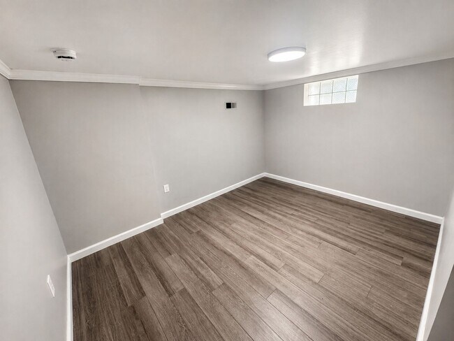 Building Photo - 2-Bedroom Burlington Home with Finished Basement, Backyard and Garage