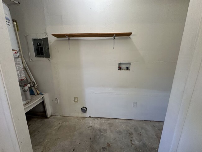 Building Photo - **Move-In Special: $400 off 1st mo **880 N...