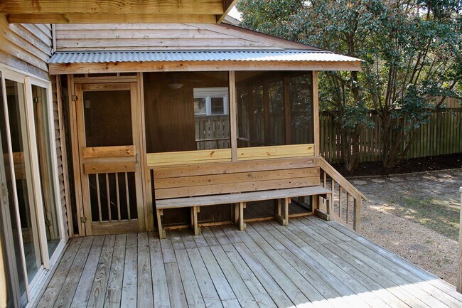 Building Photo - Spacious, Open Floor Plan at the end of 81st Street on the State Park!