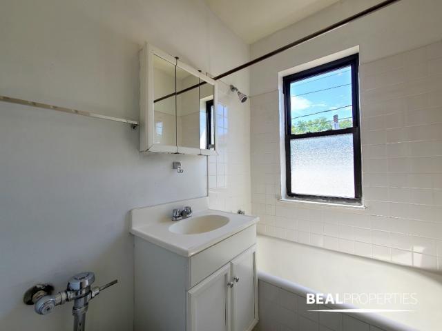 Building Photo - 1 bedroom in CHICAGO IL 60657