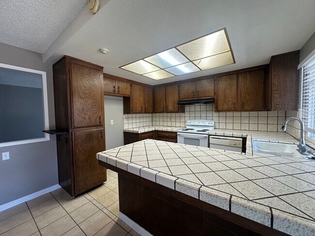 Building Photo - 1175 E Edison St