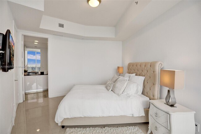 Building Photo - 15901 Collins Ave