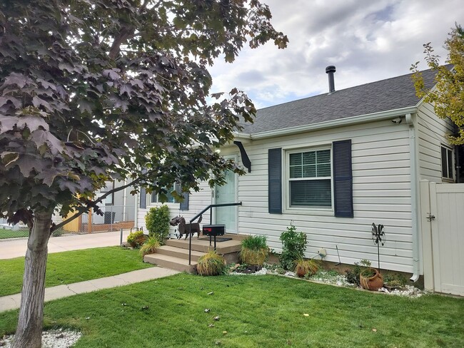 Building Photo - Stunning Remodeled Home In SLC With Modern...