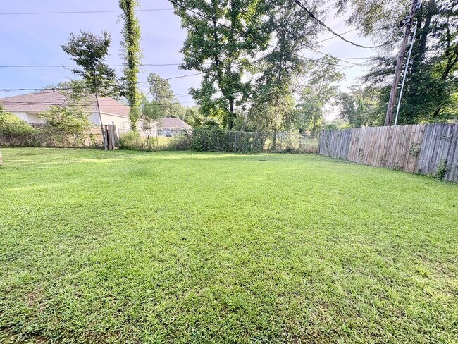Building Photo - 1147/1149 Willow Creek Dr
