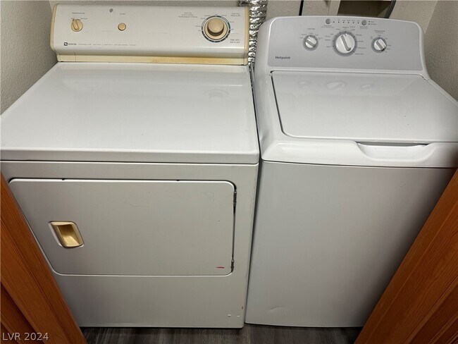 Building Photo - 1121 Willow Tree Dr