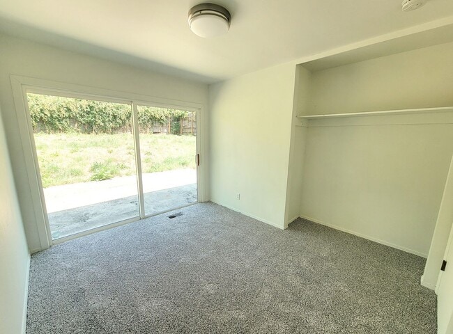 Building Photo - Spacious Yard and Detached Garage - Captiv...