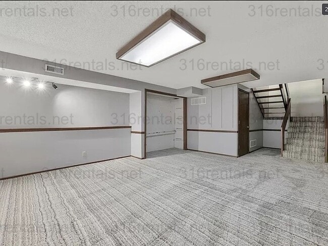 Building Photo - $1545 - 2 bed 2 bath - Duplex located in R...