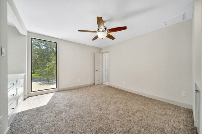 Building Photo - 15607 Memorial Dr