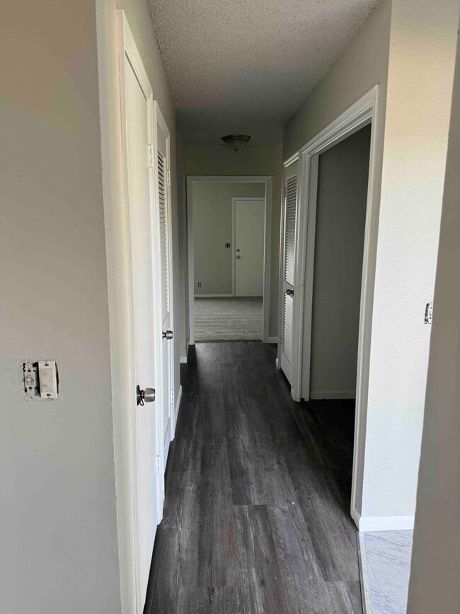 Building Photo - 2 Bedroom 1 Bath 1 Car Garage - Central Broken Arrow Location!