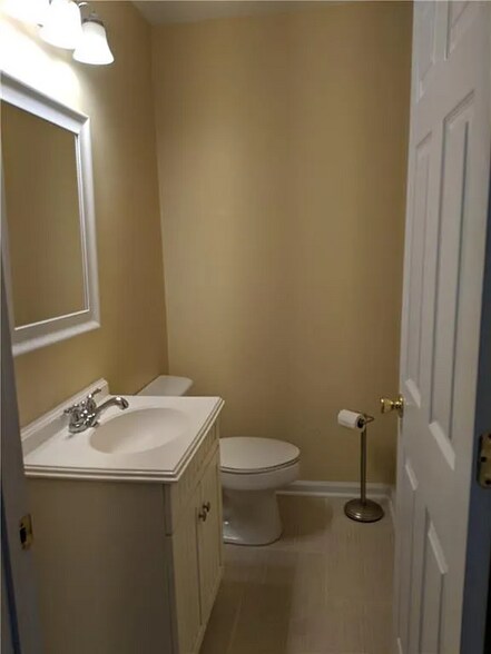 Building Photo - 5026 Rosslyn Ave