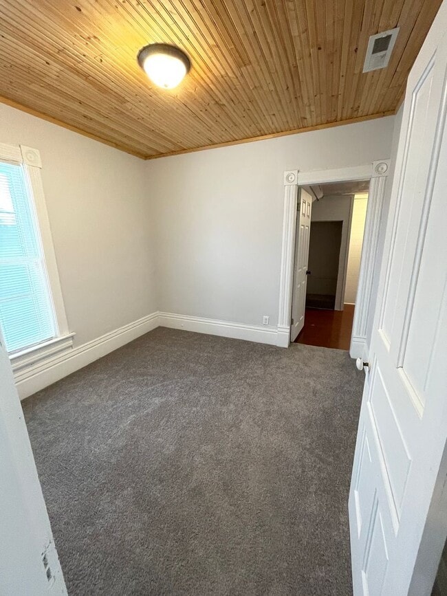 Building Photo - Large home on corner lot in great north si...