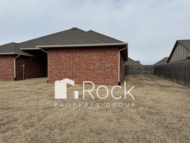 Building Photo - Beautiful 3 Bedroom Home with Study in Westmoore Area of OKC