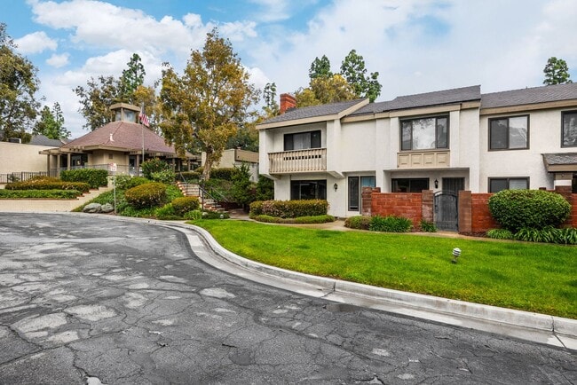 Building Photo - Newly updated 3 bed / 1.5 bath townhome in the desirable Sherwood Village