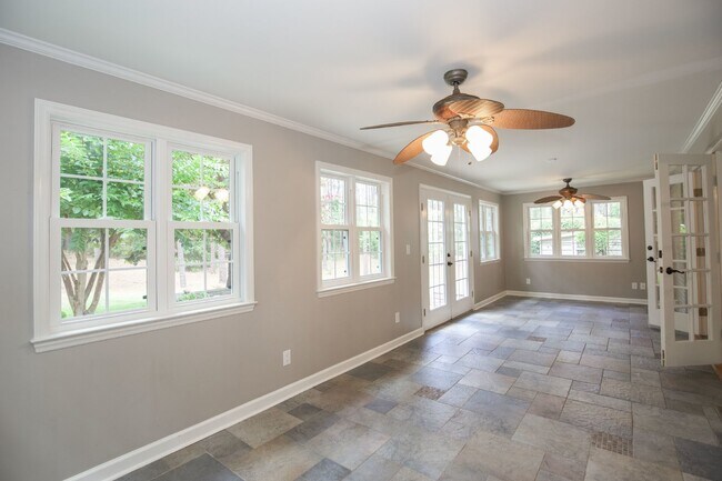 Building Photo - Stunning home in Weymouth Woods Southern P...