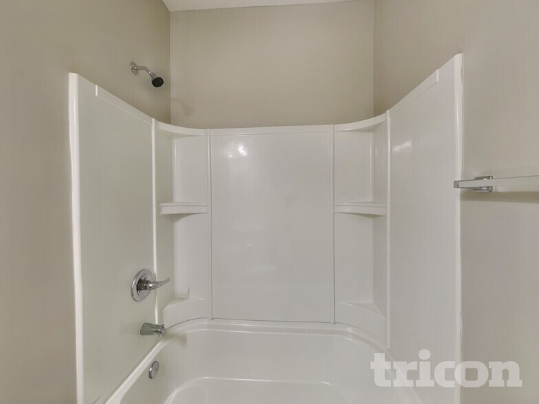 Building Photo - 456 Clematis Court