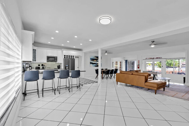 Building Photo - 1712 NE 18th Ave