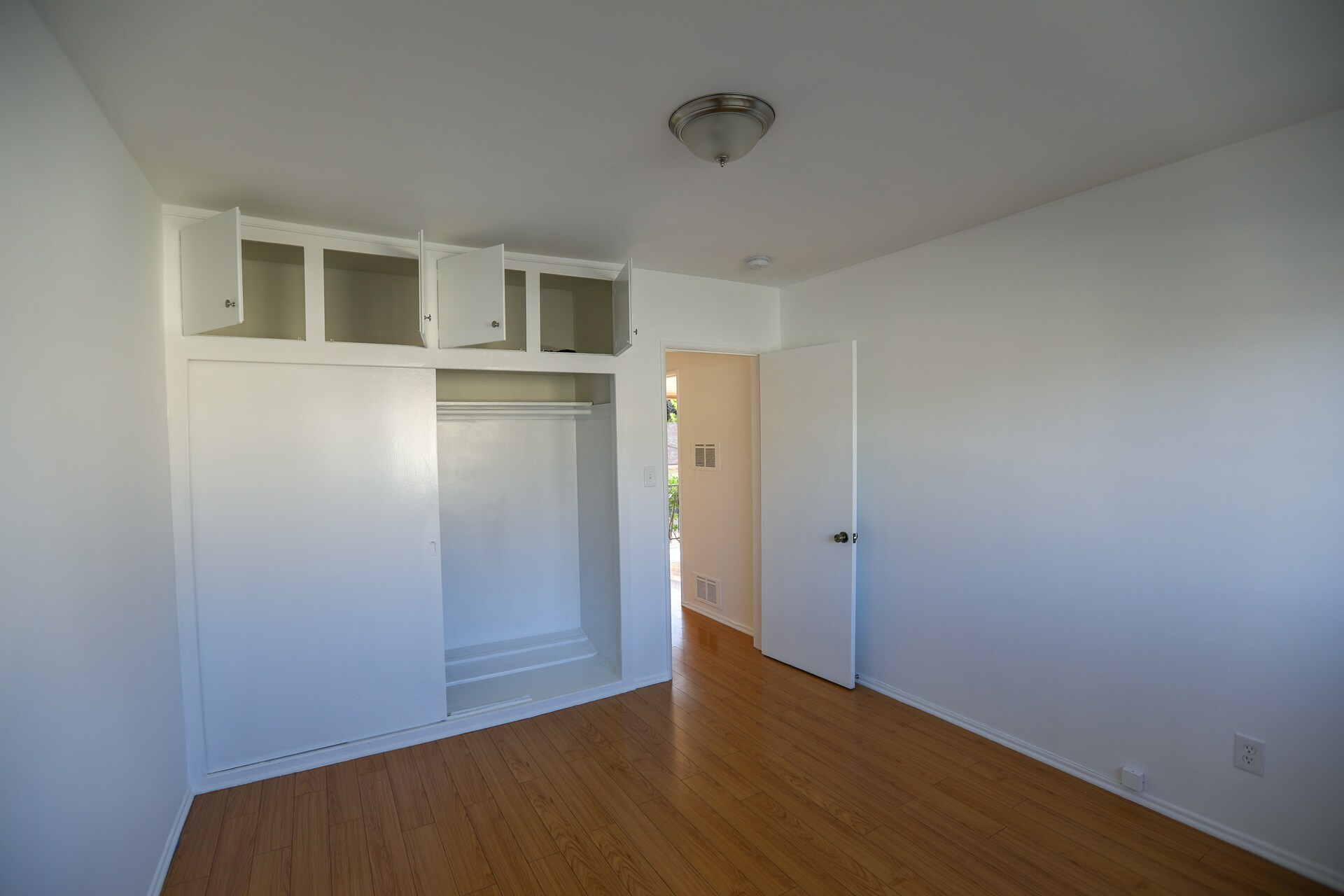 Building Photo - 260 S Sycamore Ave