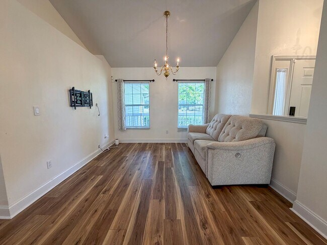 Building Photo - 4BR/2BA POOL home in NW Gainesville!