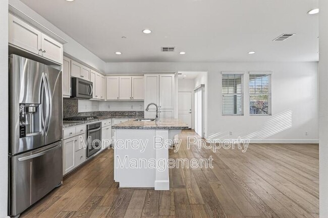 Building Photo - 480 Palisade Dr