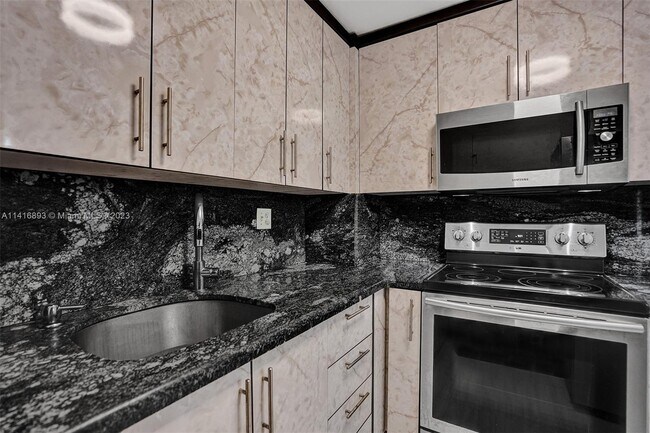 Building Photo - 1913 S Ocean Dr