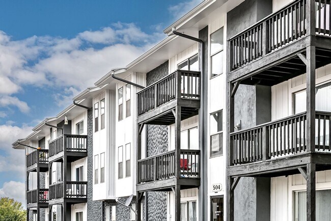 Building Photo - Updated 2-Bed and 1.5- Bath Apartment with Balcony!