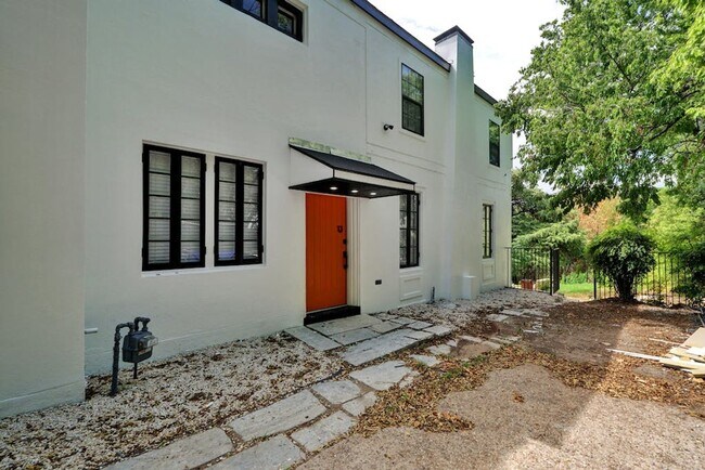 Building Photo - 9 bed 4 bath, available 2026!!