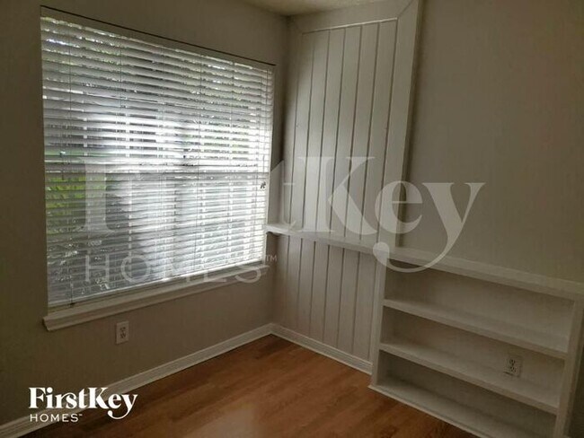 Building Photo - 8518 Pearl Lake Dr