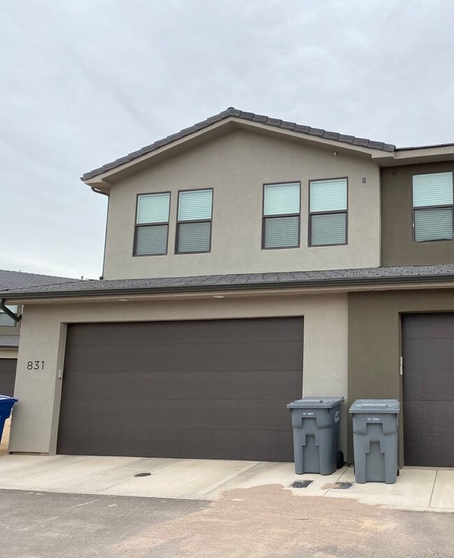 Building Photo - Newer End Unit Townhome in Woodland Estates