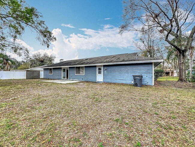 Building Photo - Stunning Waterfront Home located in the de...