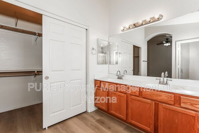 Building Photo - 10042 E Pantera Ave