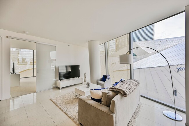 Building Photo - Luxurious premium corner unit nearly 1600 ...