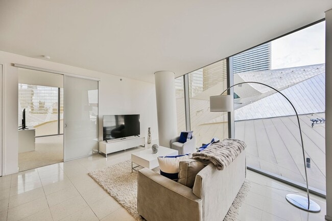 Building Photo - Luxurious premium corner unit nearly 1600 sq ft., Impeccably furnished-turn key- 2 bedroom 2 bath...