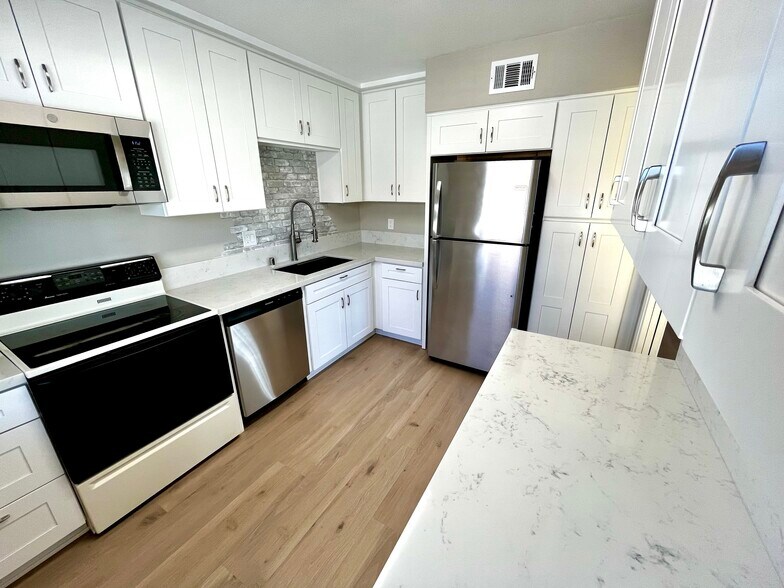 Building Photo - 6824 Hyde Park Dr