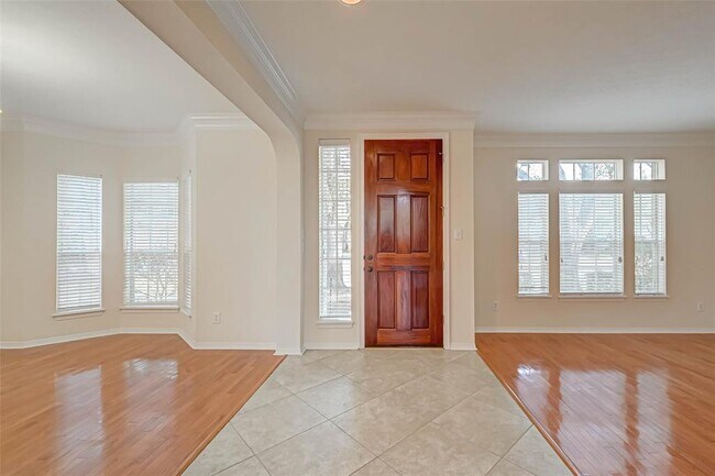 Building Photo - 910 Chinni Ct