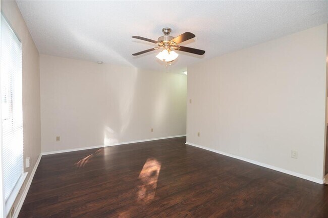 Building Photo - 1407 Click Cove