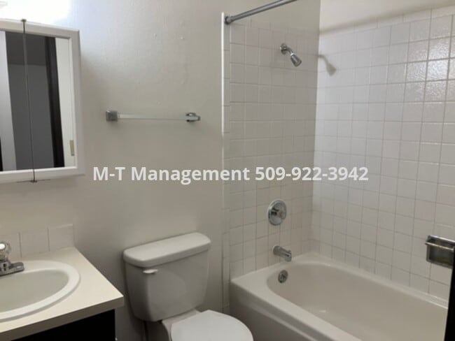 Building Photo - South Valley ground floor 2 br/1 bath four...