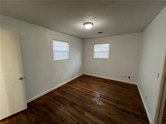 Building Photo - 851 S Jersey St