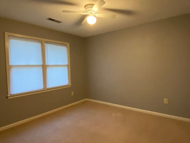 Building Photo - Lovely 2 bedroom Townhome