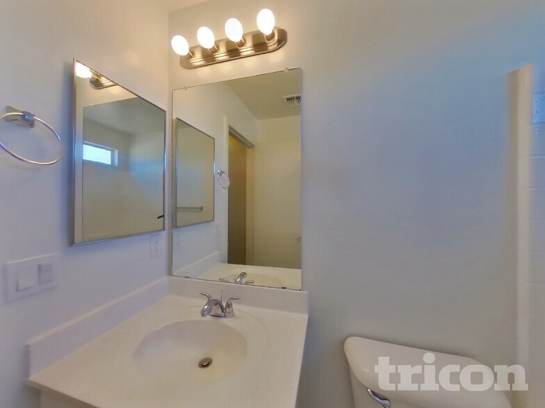 Building Photo - 4005 E La Salle St