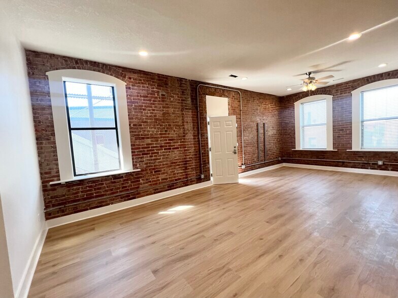 Building Photo - 517 Gillis St