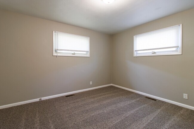 Building Photo - 432 Woodview Dr