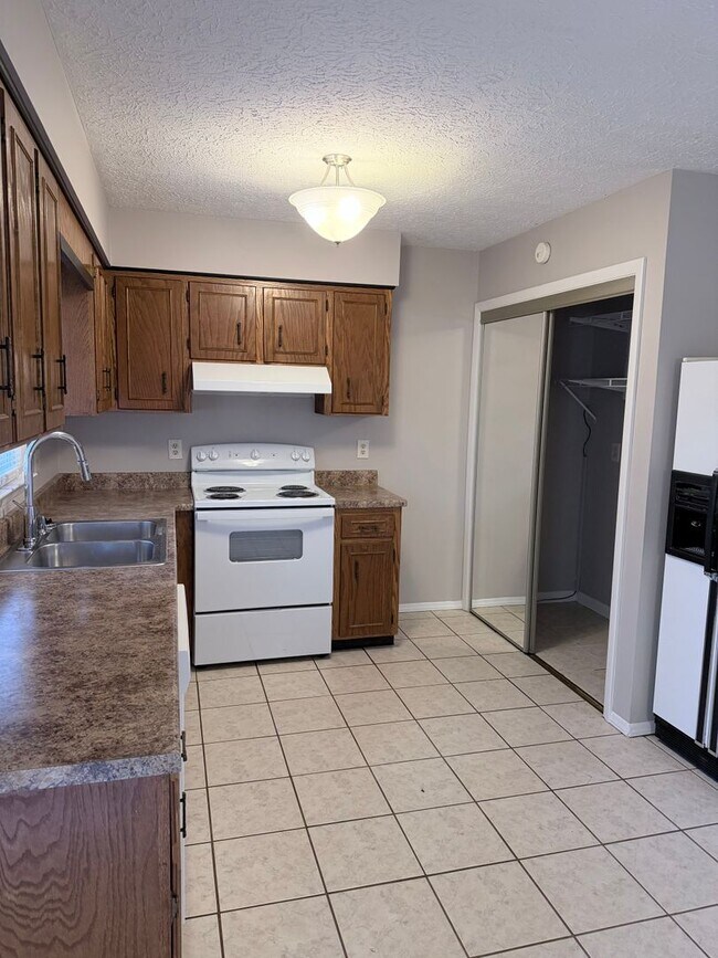 Building Photo - Spacious 3 Bed, 2 Bath Home in Arden With Large Finished Basement - Available Now!